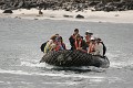 La majorité des bateaux de croisière utilisent des canots pneumatiques pour débarquer les touristes sur les sites de visite. Zodiac, Galapagos, Touristes 